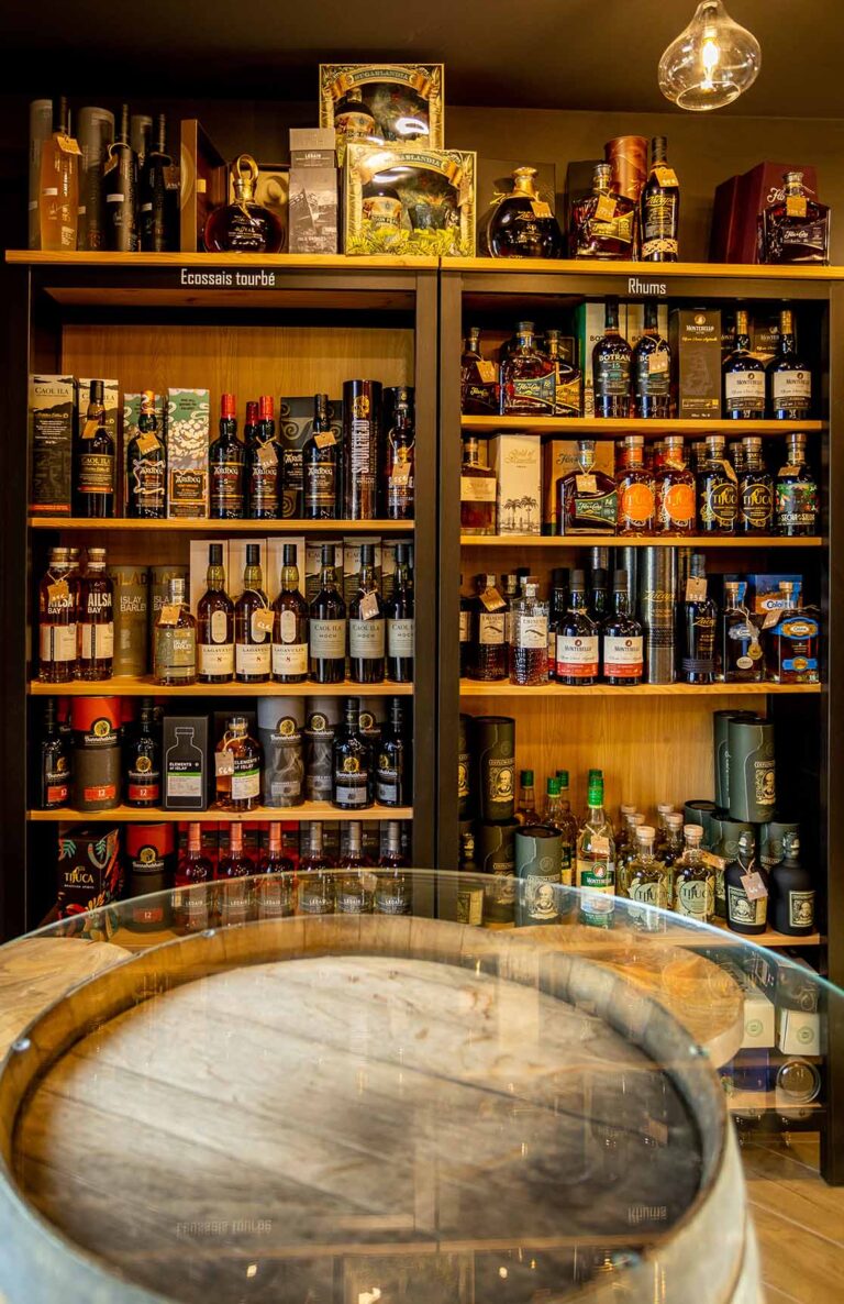 Cave à spiritueux proposant un large choix de rhums, whisky, gin et liqueur