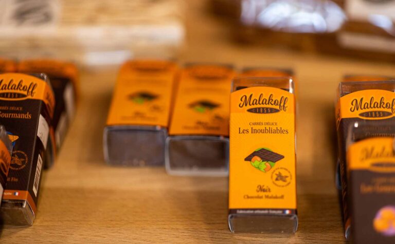 Epicerie fine : chocolat noir artisanal à la noisette, marque Malakoff